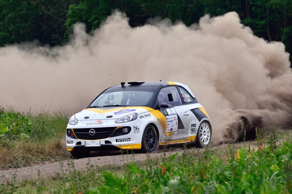 På sidste hastighedsprøve i Sydhavsrally var der tre ekstra DM-point til hurtigste, og dem snuppede Jacob Madsen og Line Lykke Jensen med et overlegent tempo i deres Opel ADAM R2
(Foto: Michael Eisenberg)
